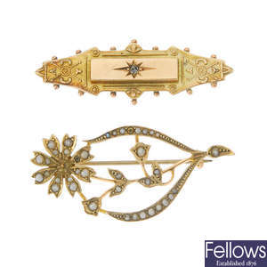 Two late 19th to early 20th century 9ct gold gold brooches.