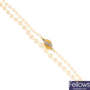 A cultured pearl single-row necklace and a paste pendant.