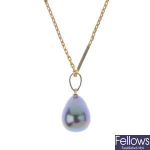 A cultured pearl pendant, with chain.