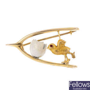 A late Victorian 9ct gold chick, egg and wishbone brooch.