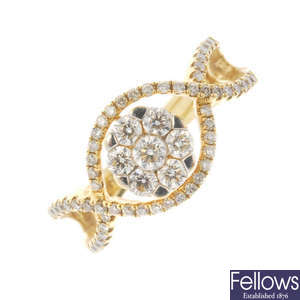 Diamond set ring with round brilliant cut diamonds of floral cluster design, with diamond set wavy out design, in yellow gold, stamped 750 (5.3g)