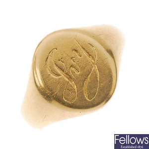 A 1940s 18ct gold signet ring.
