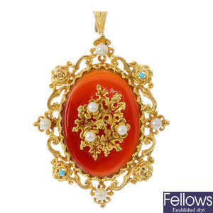 A 9ct gold cultured pearl and carnelian pendant.