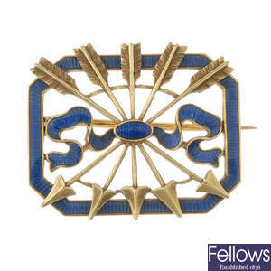 An early 20th century gold enamel brooch, depicting the Rothschild symbol.
