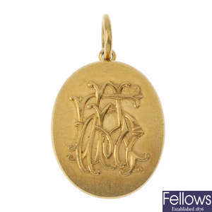 A late Victorian 16ct gold locket. 