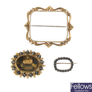 A late Georgian gold clasp and two brooches.