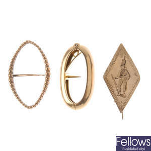 A selection of mostly early 19th century gold jewellery.
