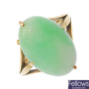 An early 20th century 18ct gold jade ring.