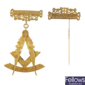 Two 1920s 9ct gold Masonic items.