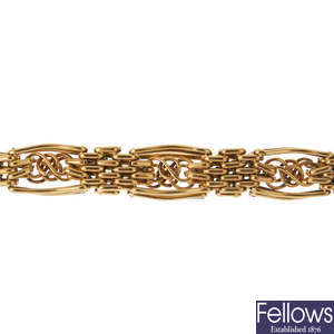 A 9ct gold gate bracelet.