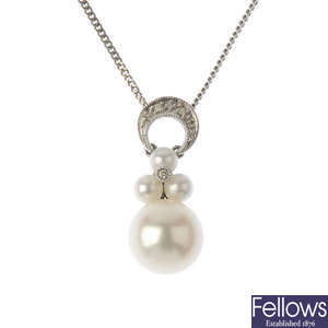 A 9ct gold cultured pearl pendant.