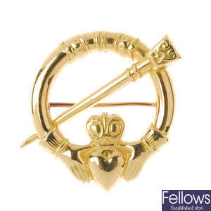 An early 20th century 18ct gold Claddagh brooch.