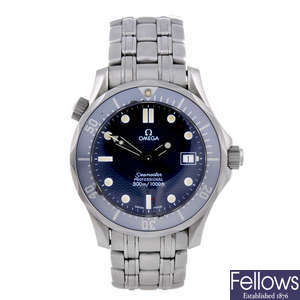 OMEGA - a mid-size stainless steel Seamaster Professional 300M bracelet watch.