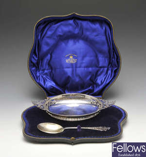 A cased Edwardian silver bowl and spoon set.