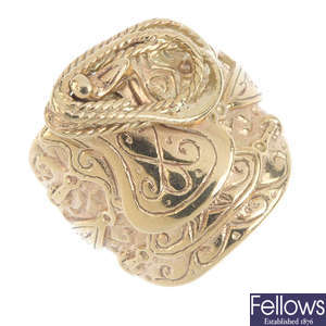 A 9ct gold novelty ring.