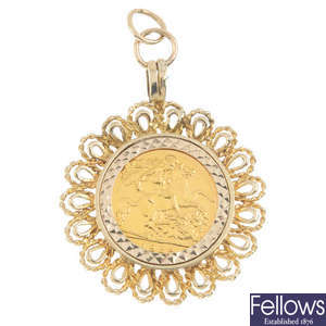 A 9ct gold half sovereign pendant.