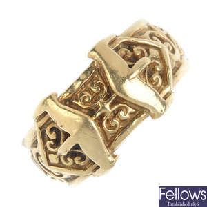 A gentleman's 9ct gold buckle ring.