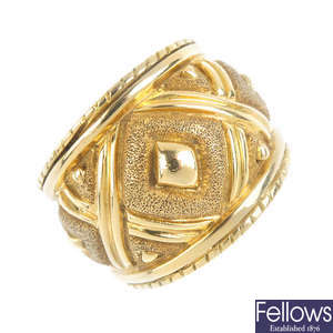 DAVID MORRIS - an 18ct gold dress ring.