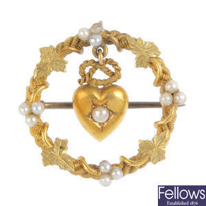 A late Victorian 15ct gold split and seed pearl lovers brooch.