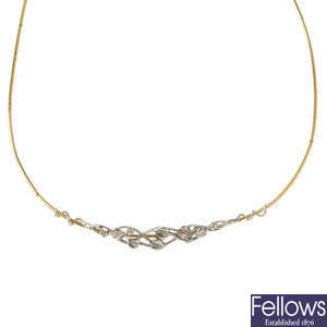CLOGAU - a 9ct gold necklace.