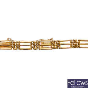 An early 20th century 9ct gold gate bracelet.