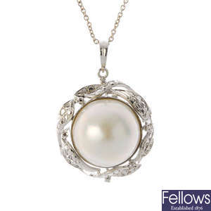 A mabe pearl pendant and earrings.