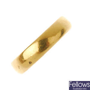 A mid Victorian 22ct gold band ring.