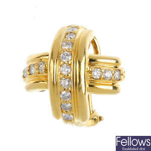 TIFFANY & CO. - an 18ct gold diamond single earring.