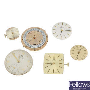 A mixed group of mechanical Omega watch movements. Approximately 50.