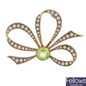 An Edwardian 15ct gold peridot and split pearl bow pendant.