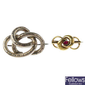 Two late Victorian brooches.