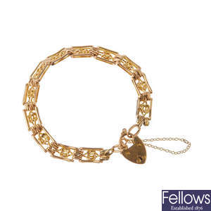 An early 20th century 9ct gold lover's knot motif gate bracelet.