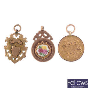 Three early 20th century 9ct gold medallions.