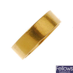 A 1960s 22ct gold band ring.