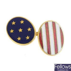An 18ct gold American flag enamel single cufflink.