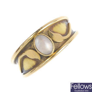 An 18ct gold moonstone ring.