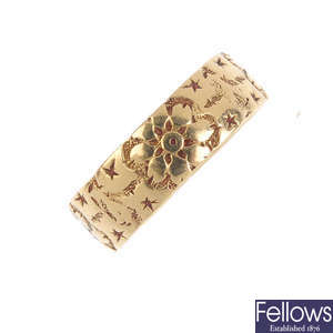 An Edwardian 18ct gold floral engraved band ring.
