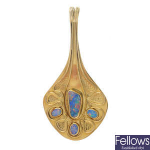 An 18ct gold opal doublet pendant.