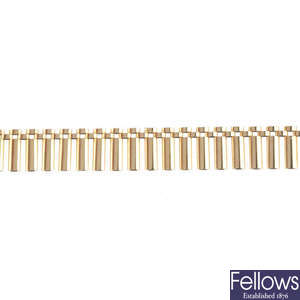 A 1970s 9ct gold fringe necklace.
