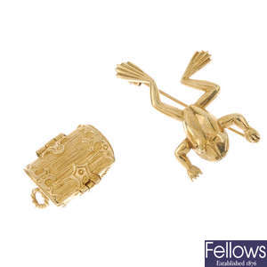 A 9ct gold novelty brooch and charm.