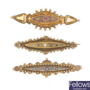 A selection of late Victorian and Edwardian brooches.