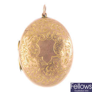 A late Victorian 9ct gold back and front oval-shape locket.