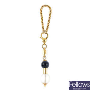 An 18ct gold onyx and colourless gem keyring,