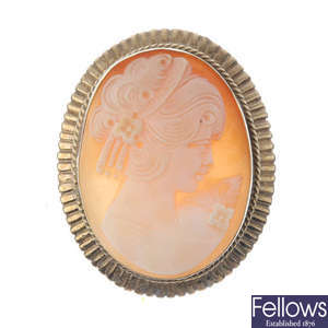 A 9ct gold shell cameo brooch.
