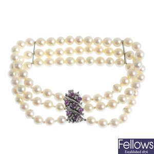 A cultured pearl bracelet.