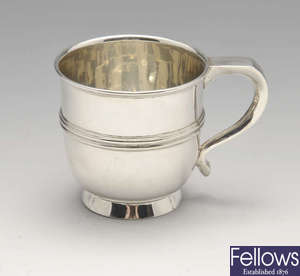An Edwardian silver christening mug, spoons & button hook.