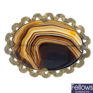Four items of banded agate jewellery.