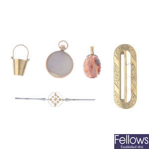 A selection of mainly late 19th to early 20th century gold jewellery.
