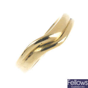 TIFFANY & CO. - a grooved band ring.