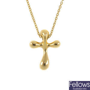 TIFFANY & CO. - a cross pendant and chain.